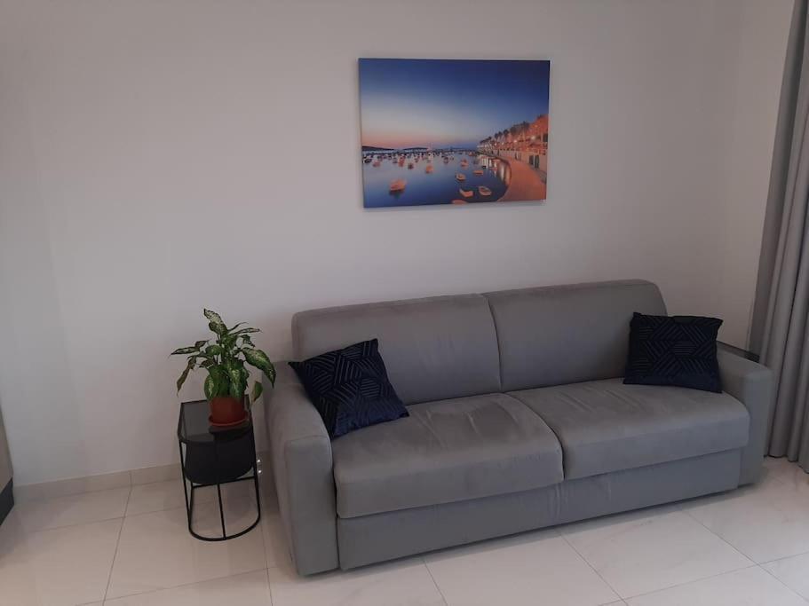 New Seafront Apartment - Spectacular Views เซนต์พอลส์เบย์ ภายนอก รูปภาพ