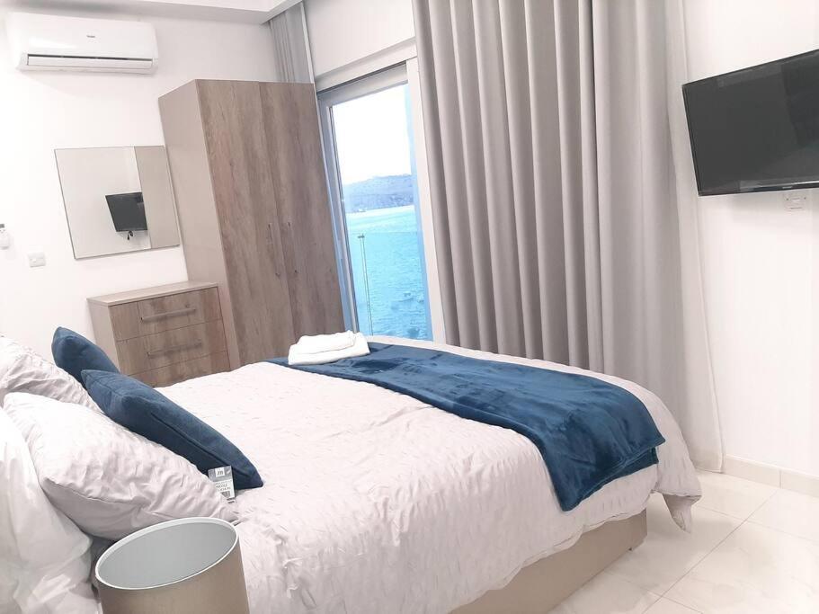 New Seafront Apartment - Spectacular Views เซนต์พอลส์เบย์ ภายนอก รูปภาพ