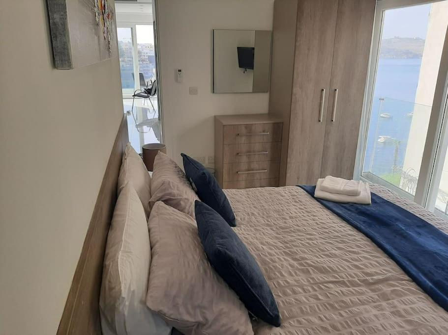 New Seafront Apartment - Spectacular Views เซนต์พอลส์เบย์ ภายนอก รูปภาพ