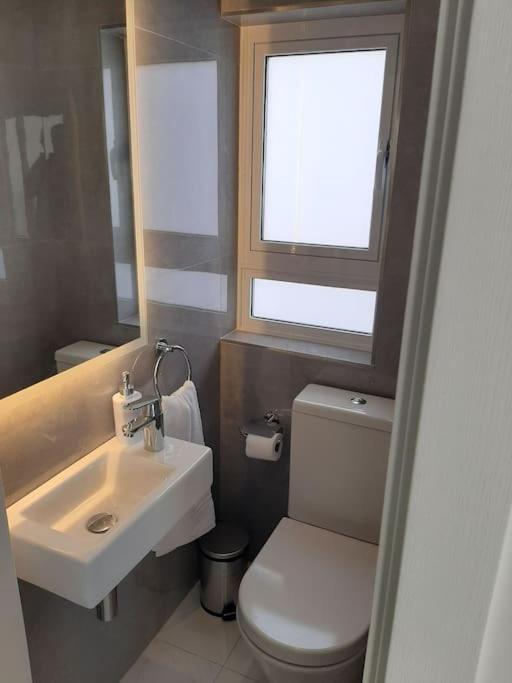New Seafront Apartment - Spectacular Views เซนต์พอลส์เบย์ ภายนอก รูปภาพ