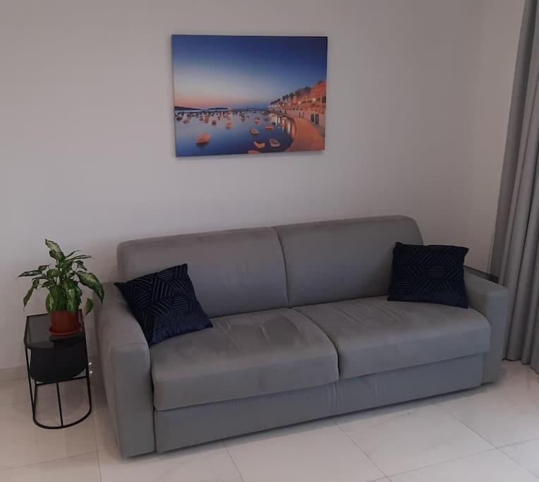 New Seafront Apartment - Spectacular Views เซนต์พอลส์เบย์ ภายนอก รูปภาพ