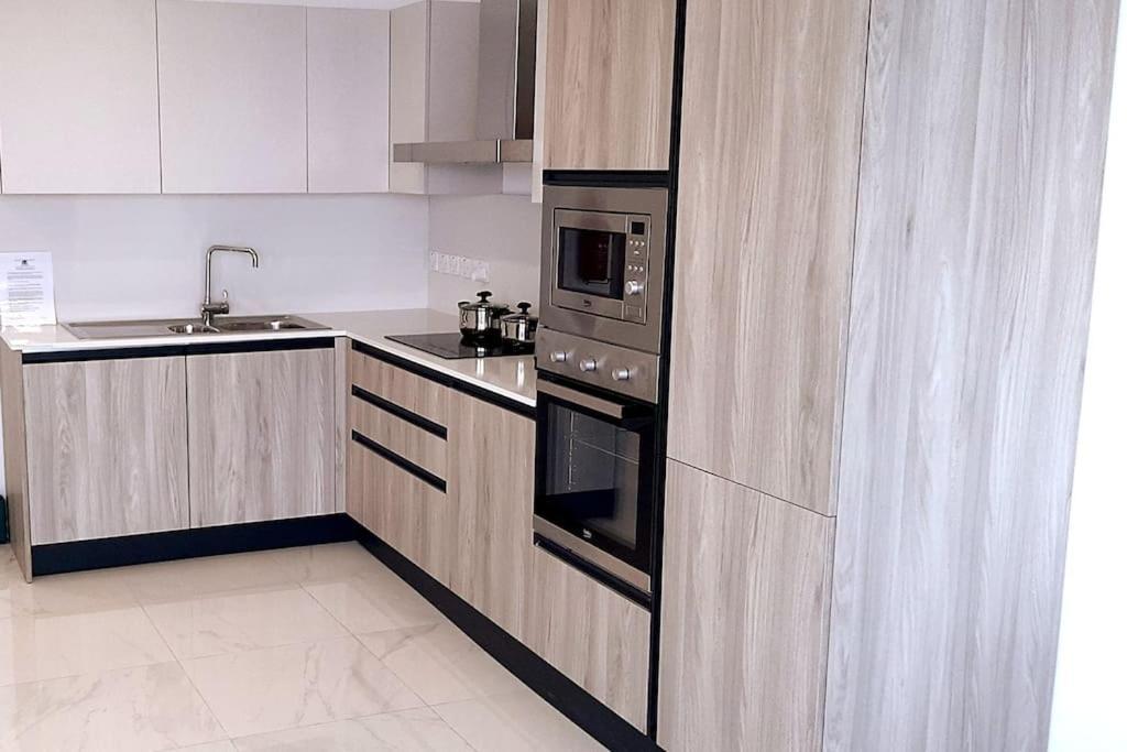 New Seafront Apartment - Spectacular Views เซนต์พอลส์เบย์ ภายนอก รูปภาพ