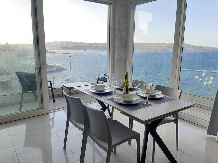 New Seafront Apartment - Spectacular Views เซนต์พอลส์เบย์ ภายนอก รูปภาพ