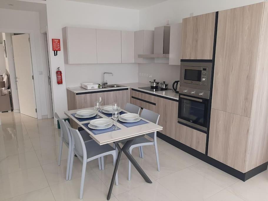 New Seafront Apartment - Spectacular Views เซนต์พอลส์เบย์ ภายนอก รูปภาพ