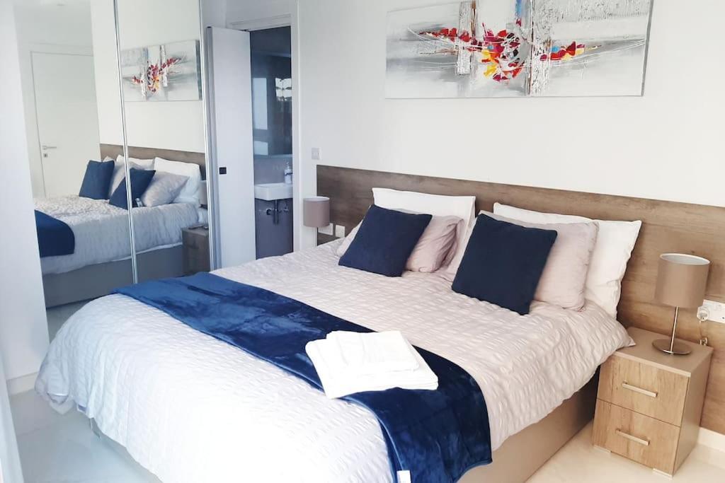 New Seafront Apartment - Spectacular Views เซนต์พอลส์เบย์ ภายนอก รูปภาพ